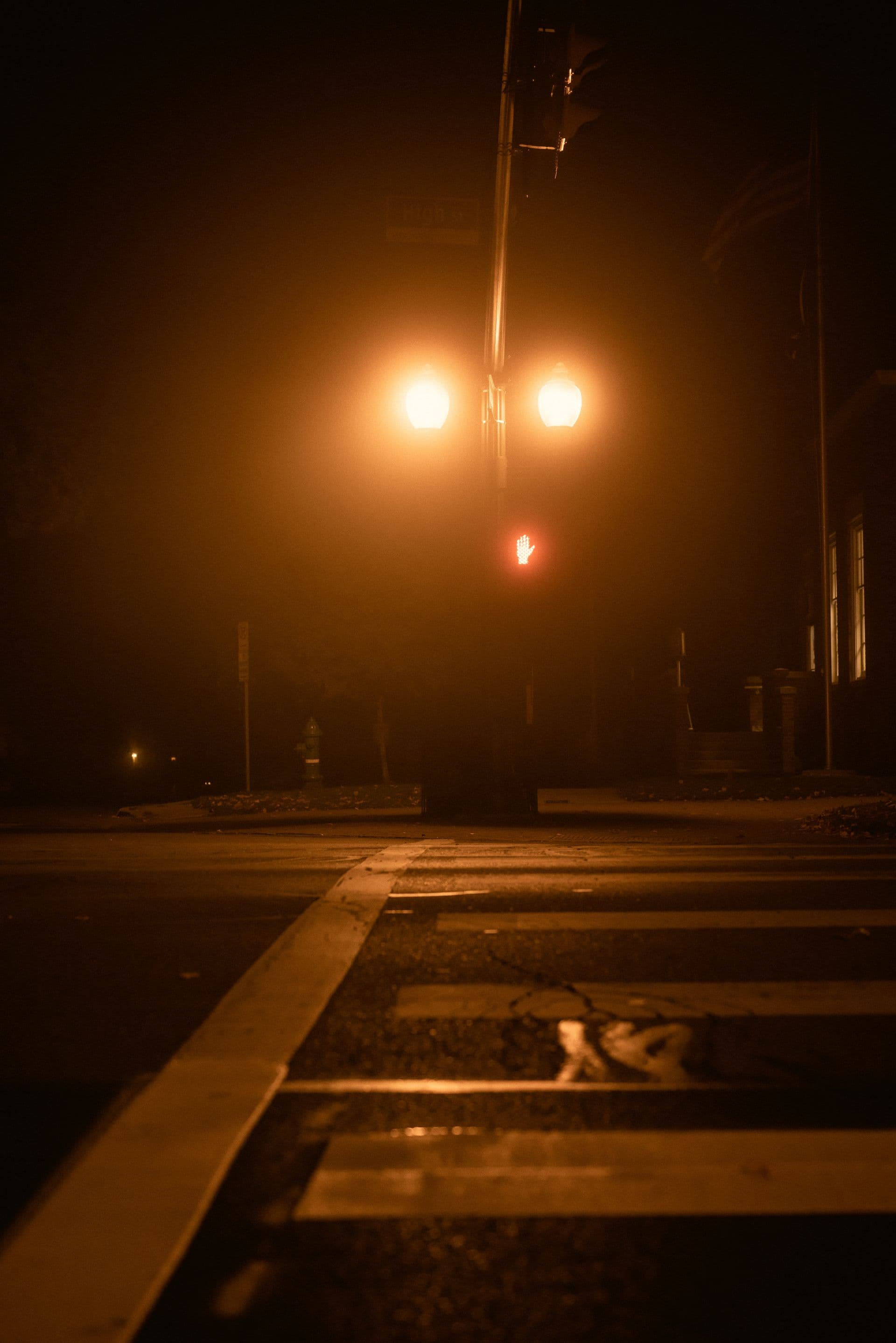 Rue citadine dans un épais brouillard avec des lampadaires